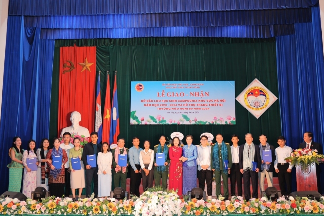 Trung ương hội Hữu nghị Việt Nam – Campuchia tổ chức lễ Giao – Nhận đỡ đầu sinh viên Campuchia khu vực Hà Nội năm học 2023 – 2024 và trao tặng trang thiết bị hỗ trợ Trường Hữu nghị 80