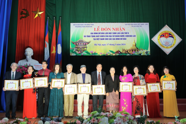 Lễ đón nhận gia đình đỡ đầu cho LHS Lào lần thứ 8 và trao tặng giấy khen của Đại sứ quán nước CHDCND Lào tại CHXHCN Việt Nam cho các gia đình đỡ đầu