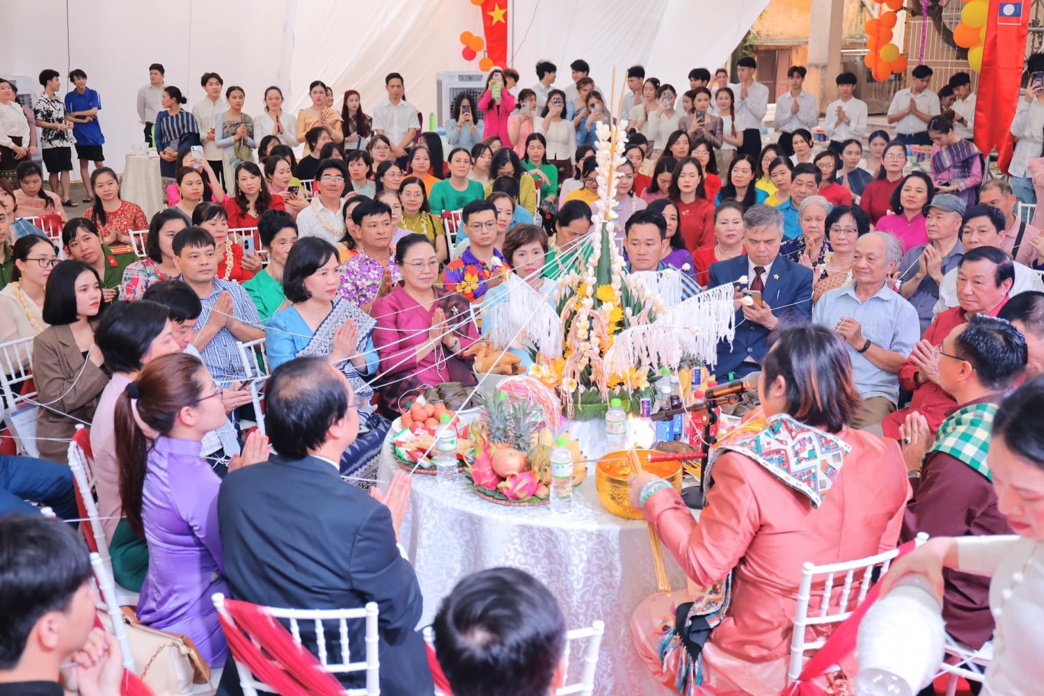 Trường Hữu Nghị 80 tưng bừng tổ chức tết Bunpimay cho các lưu học sinh Lào