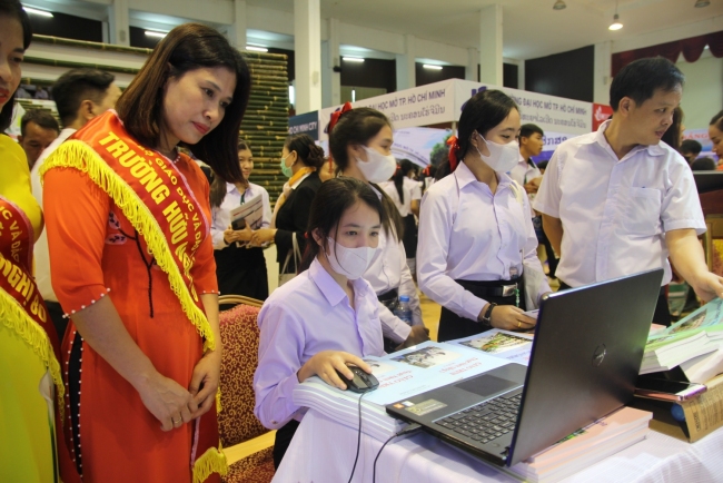 Các em học sinh Lào làm bài thi thử trên máy tính