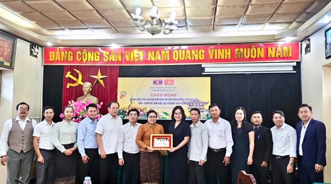 Đoàn công tác của Bộ GD và TT nước CHDCND Lào đến thăm và làm việc tại trường Hữu Nghị 80