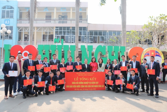 Tổng kết khóa tậpTổng kết khóa bồi dưỡng chuyên môn, nghiệp vụ cho các giáo viên nước CHDCND Lào
